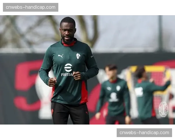 回归训练:长期伤缺的AC米兰后卫托莫里已参加球队合练 回归训练:长期伤缺的AC米兰后卫托莫里已参加球队合练