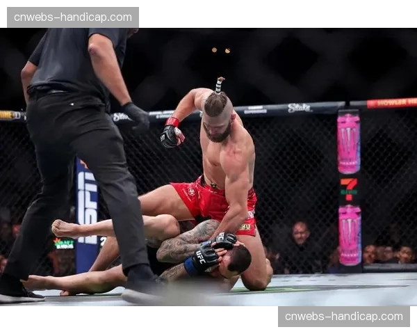 特写:普罗哈兹卡赛后跪地沉思,未能重夺腰带 特写:普罗哈兹卡赛后跪地沉思,未能重夺腰带