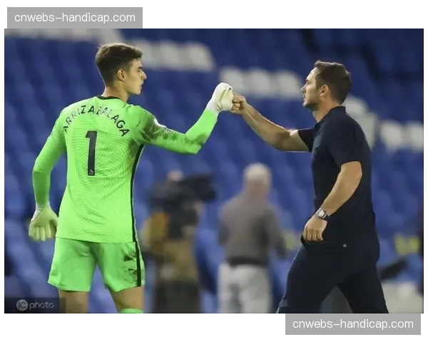 转播画面捕捉到伯恩利教练组频繁通过平板电脑向球员传递指令