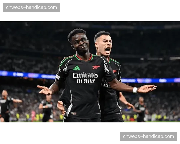 比赛结束后,哈兰德与萨卡在球员通道内友好交谈 比赛结束后,哈兰德与萨卡在球员通道内友好交谈